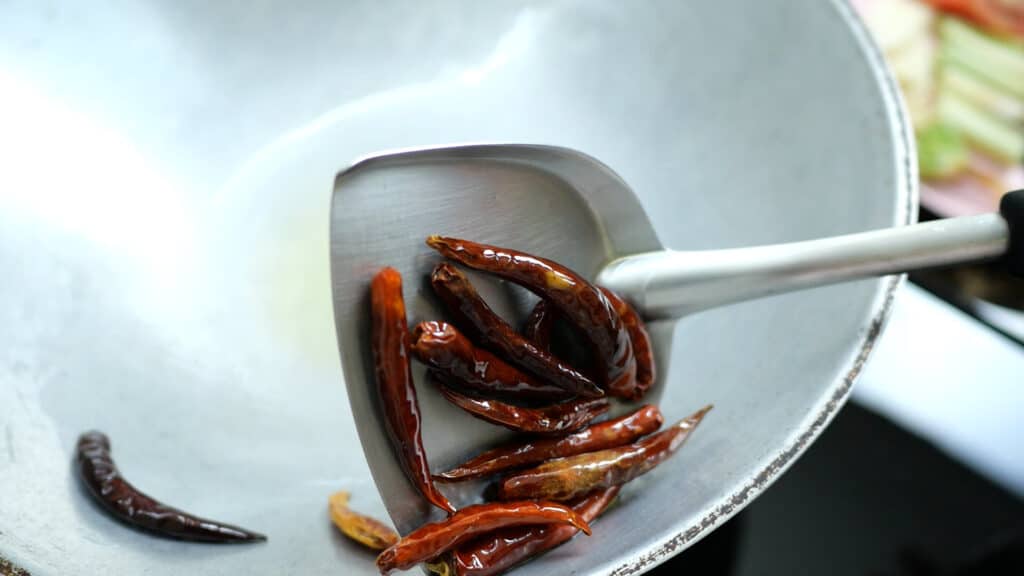 พริกแห้งทอดใส่ ต้มยำปลากระพง